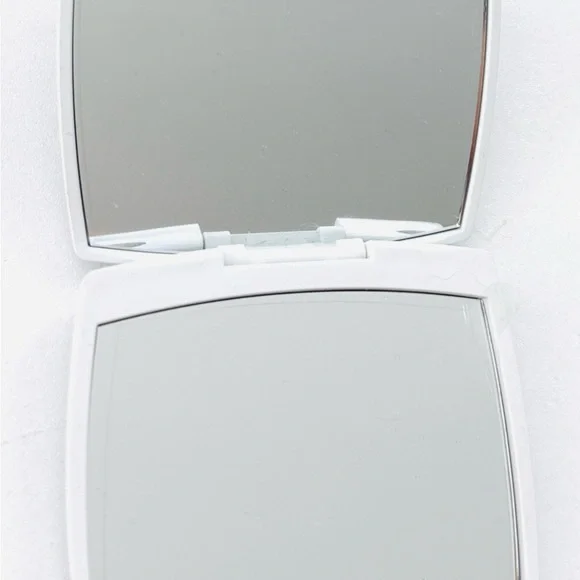 CHANEL MIROIR DOUBLE FACETTES
WITH CASE - Picture 4 of 7